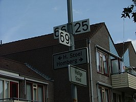 Een kruispunt van borden in Homberg, Heilige Stoel en Kraaijenberg