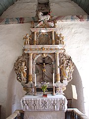 Altartavlan i renässansstil med den gamla absiden bakom