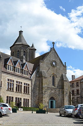 Église Saint-Jean-Baptiste en (links) gemeentehuis