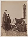 Antoin Sevruguin, Zwei verschleierte Frauen und ein Kind, Ende 19. Jh., Qajar. Brooklyn Museum