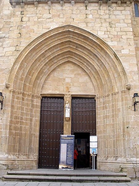 File:Caceres - Catedral, exteriores 04.jpg