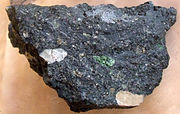 Kimberlite dalla Penisola Cumberland, isola di Baffin, Nunavut (Canada). Diopside cromifero verde e abbondanti piccoli macrocristalli di piropo.