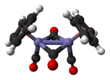 Isomère cis avec liaison Fe–Fe