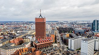 Poznanės panorama, priekyje Ekonomikos universiteto pastatų kompleksas 2018 m.