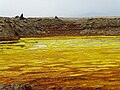 周囲の温泉と現地の兵隊（人とのサイズ比較）