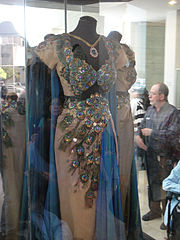 Das Pfauenkleid von Hedy Lamarr aus dem Film „Samson und Delilah“ (auf einer Versteigerung, 2011)