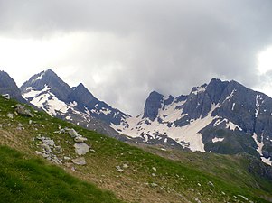 Il passo di Valsecca con il Pizzo del Diavolo di Tenda a sinistra e il Pizzo Poris e il Monte Grabiasca a destra