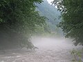 Néboa de radiación formándose nun río suízo.