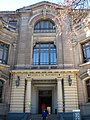 Frontis del Edificio Escuela de la Facultad de Ciencias Físicas y Matemáticas de la Universidad de Chile.