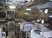 魚雷発射管へ装填される魚雷の様子（フランス原子力潜水艦ル・ルドゥタブル）