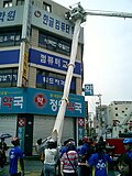 Einsatz eines mobilen Rettungsschlauches durch die Feuerwehr in Südkorea