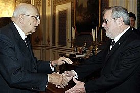 Джованни Мария Флик (справа) принимает 14 ноября 2008 года в Конституционном суде президента Италии Джорджо Наполитано.