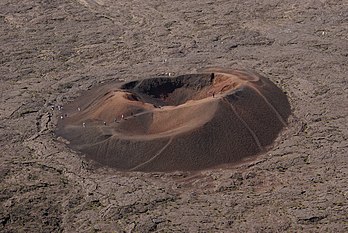 Le Formica Leo, cône adventif strombolien du volcan actif du piton de la Fournaise, au milieu d’un lac de lave et de cendres refroidies : une icône du tourisme à l’île de la Réunion. (définition réelle 3 872 × 2 592)