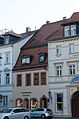 Wohnhaus in geschlossener Bebauung sowie Brunnen im Hof