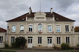 The town hall in Crécy-la-Chapelle