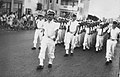 קדטים של קציני ים בהובלת המדריך דוד לוי צועדים בחיפה במסגרת חגיגות יום חיל הים יולי 1958.