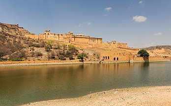 Vista do Forte de Amber, um complexo palaciano fortificado em Amber, Rajastão, Índia. (definição 5 304 × 3 315)