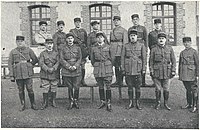Le chef de bataillon de Lattre avec ses officiers en 1928 à Coulommiers.