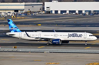 A321neo của jetBlue có 2 cửa thoát hiểm nhỏ trên cánh và 1 cửa thoát hiểm to phía sau cánh (tối đa 244 khách).[54]