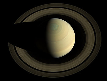 Saturn s prstenci zachycený prolétající sondou Cassini 10. října 2013.