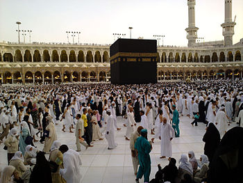 Panorama Masjidil Haram yang tidak pernah sunyi.