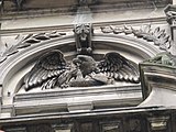 De adelaar, afgebeeld in diverse frontons aan de gevel