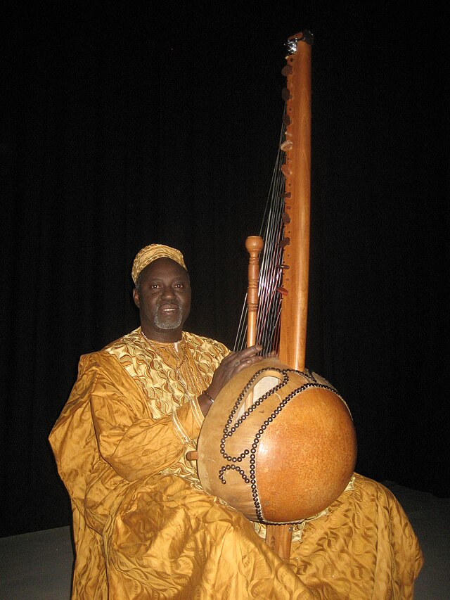Lamin Kuyateh jouant d'une kora.