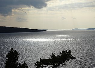 Vidsträckt utsikt över Fåglaröfjärden och Mysingen.