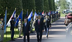 Prezidenti Barack Obama a Francois Hollande provádějí přehlídku čestné stráže