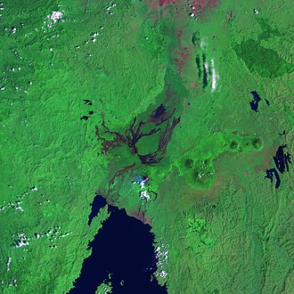 Спутниковое фото вулканов Ньямлагира (по центру) и Ньирагонго, январь 2007 года. Хорошо видны лавовые потоки