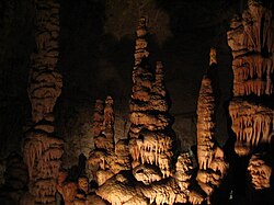 Stalagmity v Avšalomově jeskyni