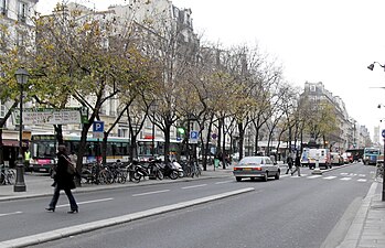Le début de la rue de Rivoli depuis l’angle de la rue de Sévigné.