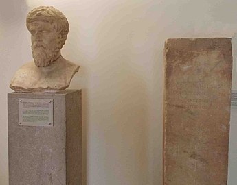 Testa di un filosofo, che si dice sia Plutarco (a sinistra). Erma votiva con il busto di Plutarco (a destra).