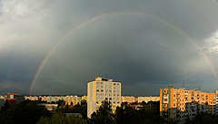 Regenboog in de woonwijk Lunik VI.