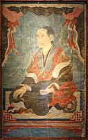 Chân dung Minh Nhẫn Nhụ nhân Bùi Thị Giác (1738-1805; Quỳnh Phụ - Thái Bình), lưu tại Bảo tàng Mỹ thuật Việt Nam. Trang phục bên ngoài khoác một áo cổ thìa màu đen, để lộ vai và lớp áo cổ thìa màu cam bên trong