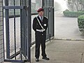 カナダ・モントリオールの工場入口にて警備を行う警備員、ベレー帽を制帽として用いている