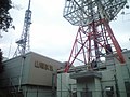 RSK送信所 （2009年11月撮影） 局舎屋上にRSK・RNCのアナログ共用アンテナ、右側に3社共同送信塔の土台部分が見える