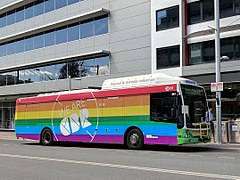 Autobús con la bandera arcoiris en Canberra, Australia