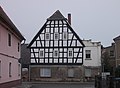 Wohnstallhaus, Seitengebäude, Scheune und Toranlage (Torbogen und Pforte) eines ehemaligen Dreiseithofes (Ackerbürgerhof)