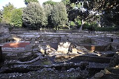 Links het caldarium (met rode vloer)