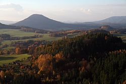 Růžovský vrch z vrchu Jehla, v popředí okraj obce Česká Kamenice