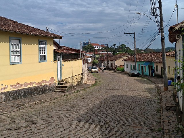 Rua Monsenhor Barros (ao fundo, a igreja de Nossa Senhora da Conceição)