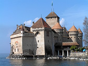 Le château de Chillon au bord du lac Léman à Veytaux (Suisse). (définition réelle 2 272 × 1 704*)