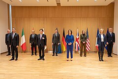 NATO外相会合・G7外相会合。左からジョセップ・ボレル欧州連合外務・安全保障政策上級代表、イタリアのルイジ・ディマイオ、ル・ドリアン、日本の林芳正、米国のアントニー・ブリンケン、ドイツのアンナレーナ・ベアボック、カナダのメラニー・ジョリー、イギリスのリズ・トラス、イェンス・ストルテンベルグNATO事務総長（2022年4月7日、ブリュッセル）。