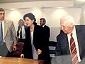 שר התשתית אריאל שרון מקבל שרה אורחת מחוץ לישראל משמאל אלי רונן, 1998.