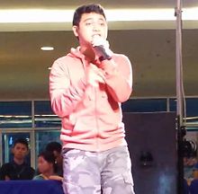 Shehyee performing during a mall show in Iloilo.