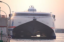 Katamaran Alborán im Hafen von Ceuta