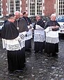 Des chanoines du chapitre de Saint-Sauveur à Bruges lors de la procession du Saint-Sang en 2008.