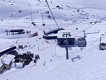 Plan Bouchet, le centre de la station de ski d'Orelle : (sens horlogique) gare d'arrivée de la Télécabine d'Orelle, gare de départ de la Télécabine Orelle-Caron, gare de départ du télésiège de Rosaël, gare de départ du télésiège du Peyron.