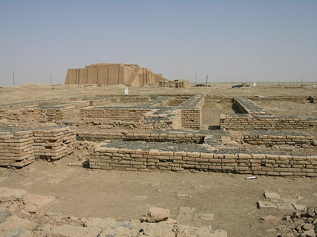Ruines de la cité d'Ur, avec la ziggurat en arrière-plan.